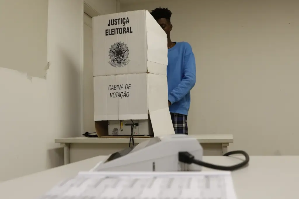homem votando em cabina de votação