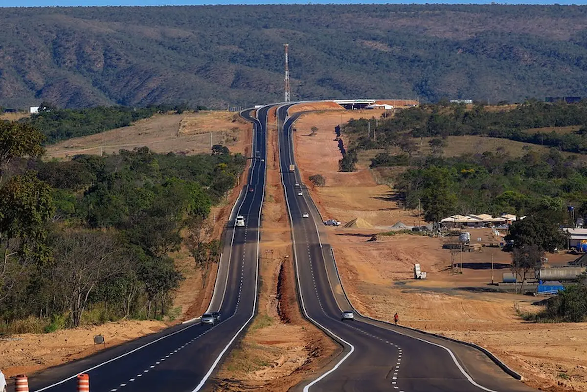 Obras do Governo de Goiás ampliam a conexão entre regiões produtoras, polos turísticos e centros urbanos em todo o estado. (Foto: Divulgação)