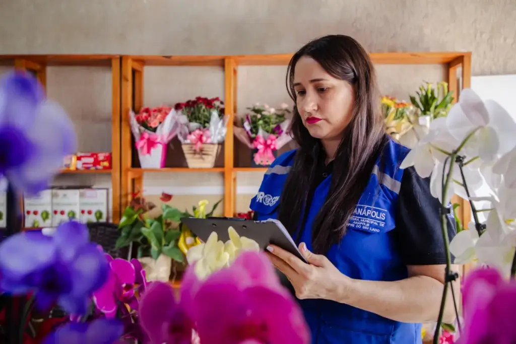 Fiscal do Procon avaliando variação nos preços em floriculturas de Anápolis