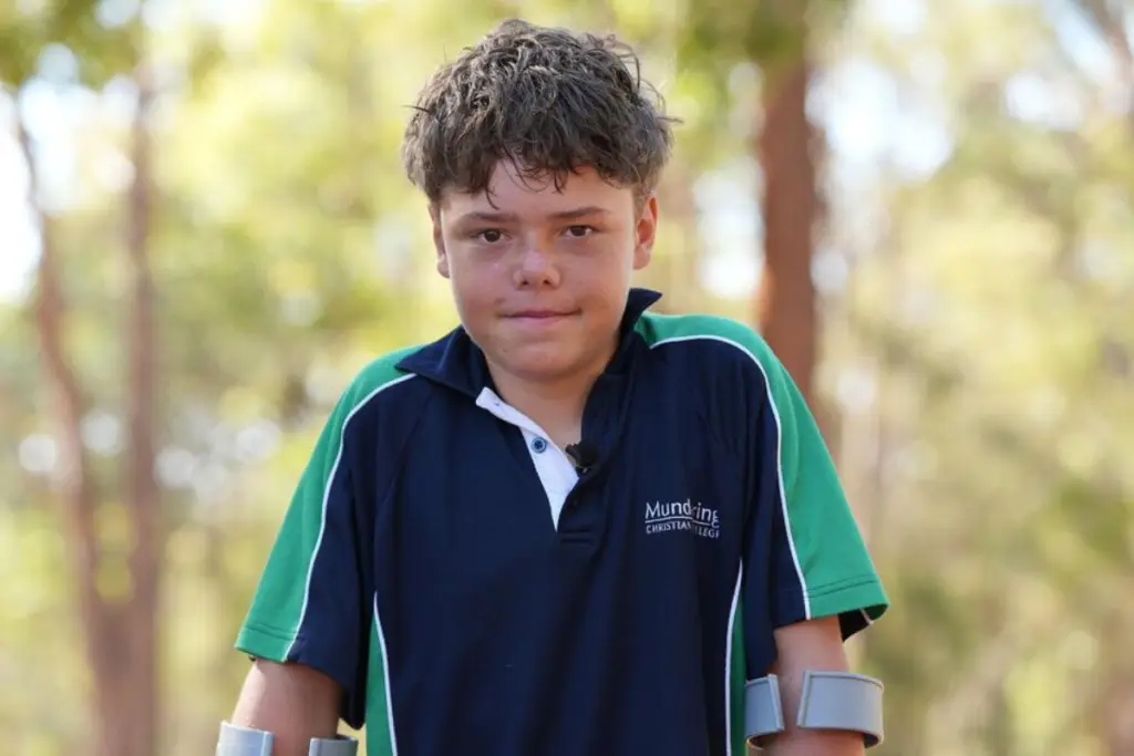 jovem de 14 anos ganha medalha por coragem após salvar a mão e os irmãos