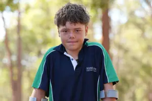 jovem de 14 anos ganha medalha por coragem após salvar a mão e os irmãos