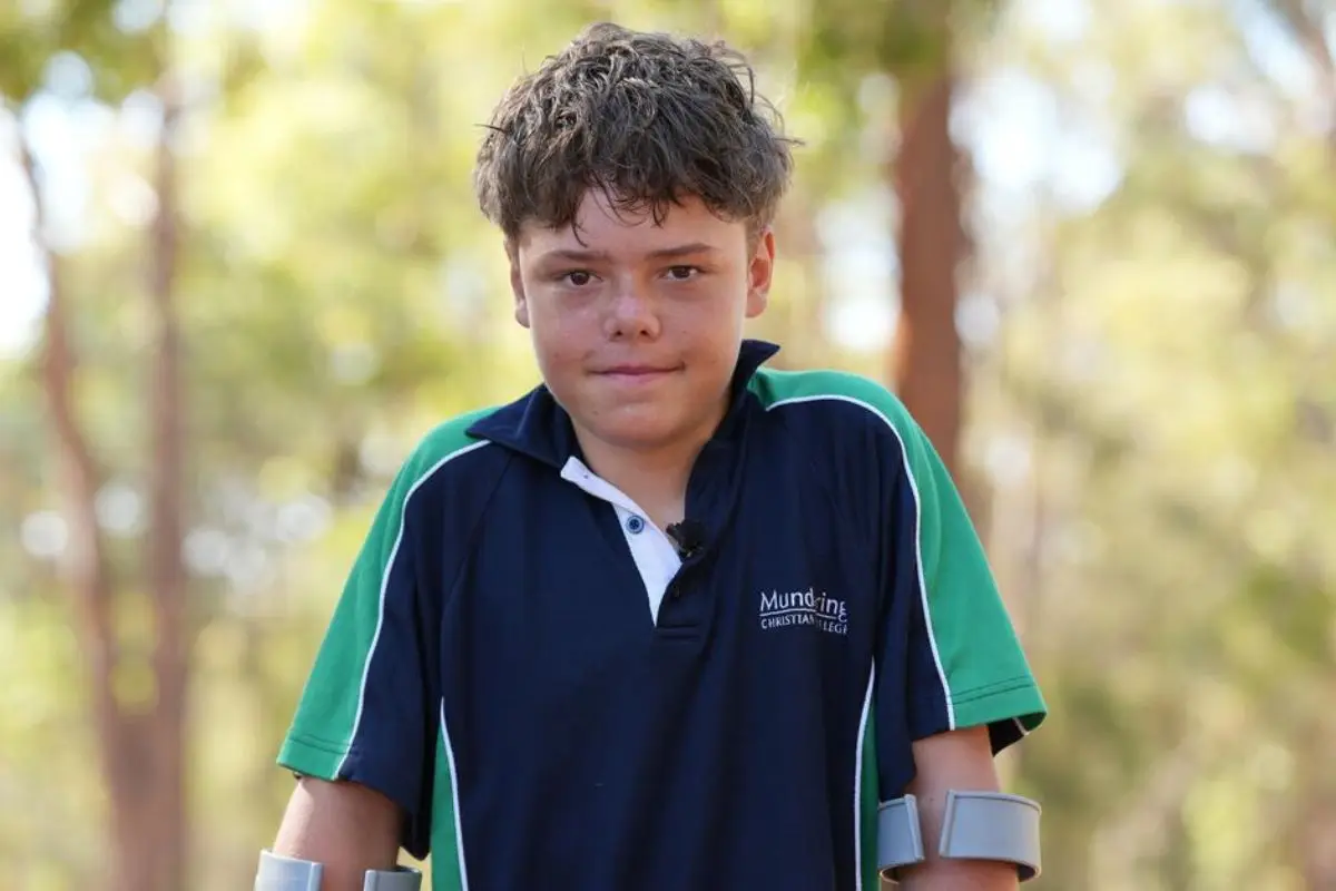 jovem de 14 anos ganha medalha por coragem após salvar a mão e os irmãos