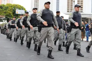 policiais militares marchando durante desfile