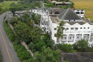 Castelo milionário de José Rico, da dupla com Milionário, foi parar em leilão por valor muito abaixo do esperado
