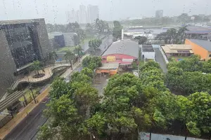 ventania e chuva forte em Goiânia