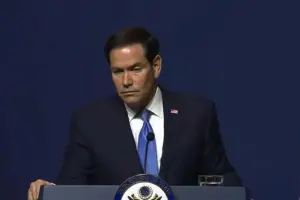 Marco Rubio, secretário de Estado dos EUA, nega que país tenha ajudado Flávio Bolsonaro a fugir